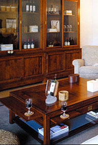klassieke tafel met klassiek buffet, vitrinekast